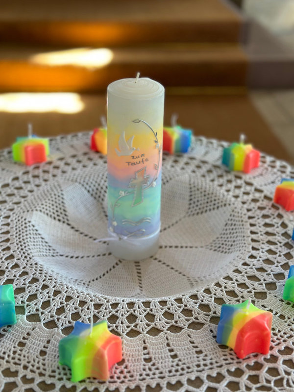 Leuchtende Glückssterne: 10 x Kerze in den Wachsfarben "Aurora" eingefärbt